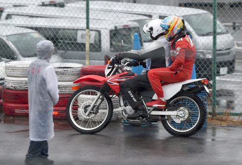 Fernando Alonso regresa a boxes en moto