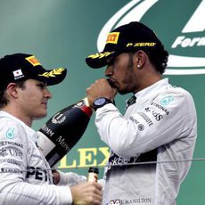 Nico Rosberg y Lewis Hamilton en el podio de Suzuka