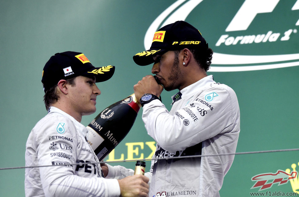 Nico Rosberg y Lewis Hamilton en el podio de Suzuka