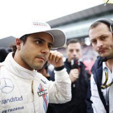 Felipe Massa ultima los detalles de la carrera con su igeniero