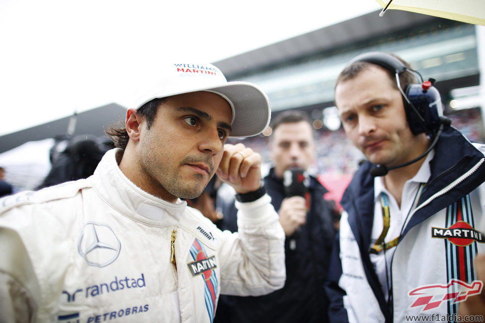 Felipe Massa ultima los detalles de la carrera con su igeniero