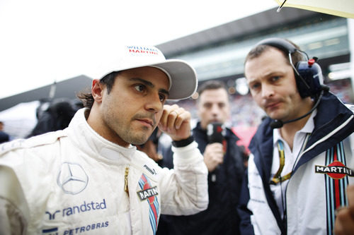 Felipe Massa ultima los detalles de la carrera con su igeniero