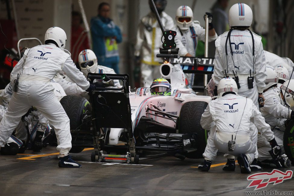 Parada en boxes de Felipe Massa en Japón