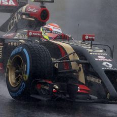 Los pilotos han tomado la salida con neumáticos de lluvia extrema