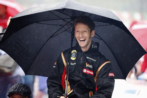Romain Grosjean se protege de la lluvia