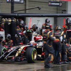 Grosjean pone neumáticos intermedios