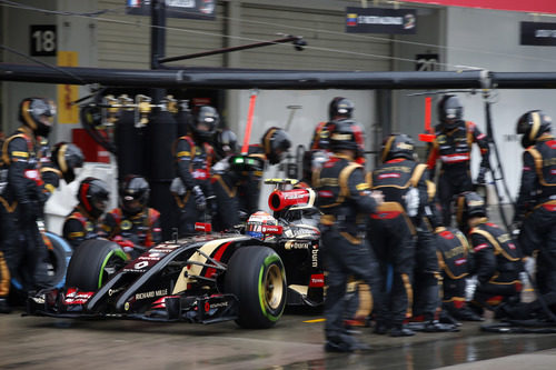 Grosjean pone neumáticos intermedios