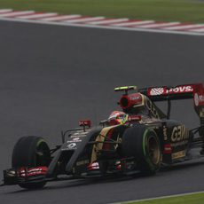 Maldonado aprovecha los momentos en los que la pista estaba más seca