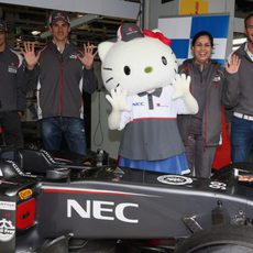 El equipo Sauber junto a Hello Kity