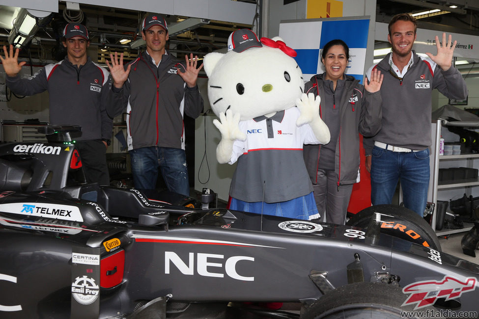 El equipo Sauber junto a Hello Kity