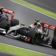 Esteban Gutiérrez luchando con Daniil Kvyat