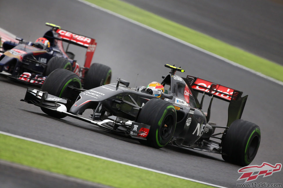 Esteban Gutiérrez luchando con Daniil Kvyat