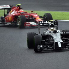 Kevin Magnussen seguido por Kimi Raikkonen