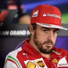 Fernando Alonso, cabizbajo en rueda de prensa