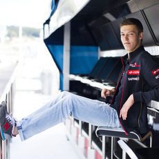 Daniil Kvyat se pone cómodo en el muro de Toro Rosso