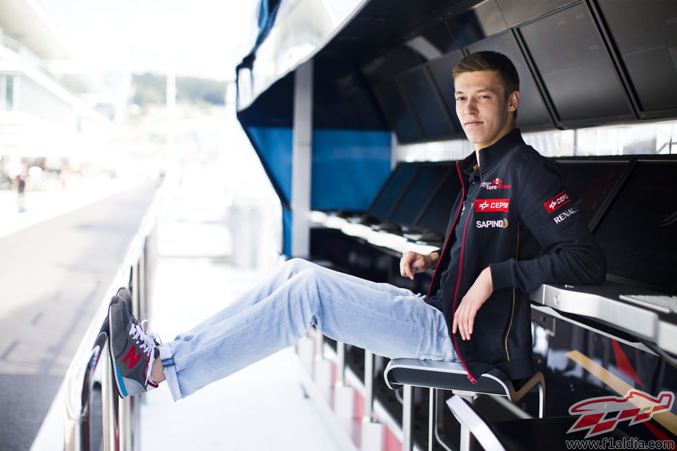 Daniil Kvyat se pone cómodo en el muro de Toro Rosso