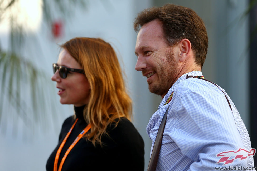 Christian Horner llega al circuito con Geri Halliwell