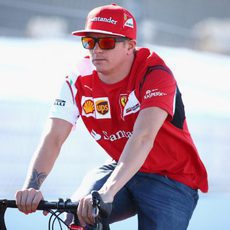 Kimi Räikkönen rueda en bici en Sochi