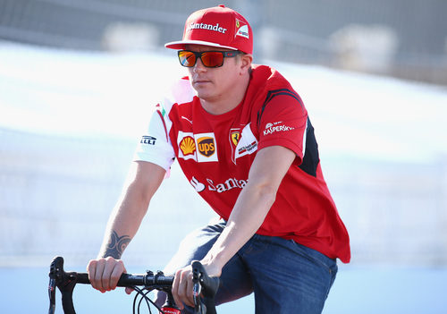 Kimi Räikkönen rueda en bici en Sochi