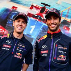 Sebastian Vettel y Daniel Ricciardo posan en Rusia