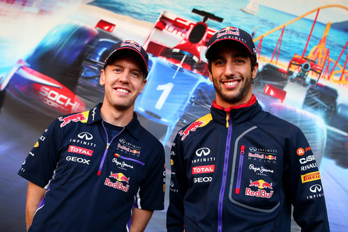 Sebastian Vettel y Daniel Ricciardo posan en Rusia