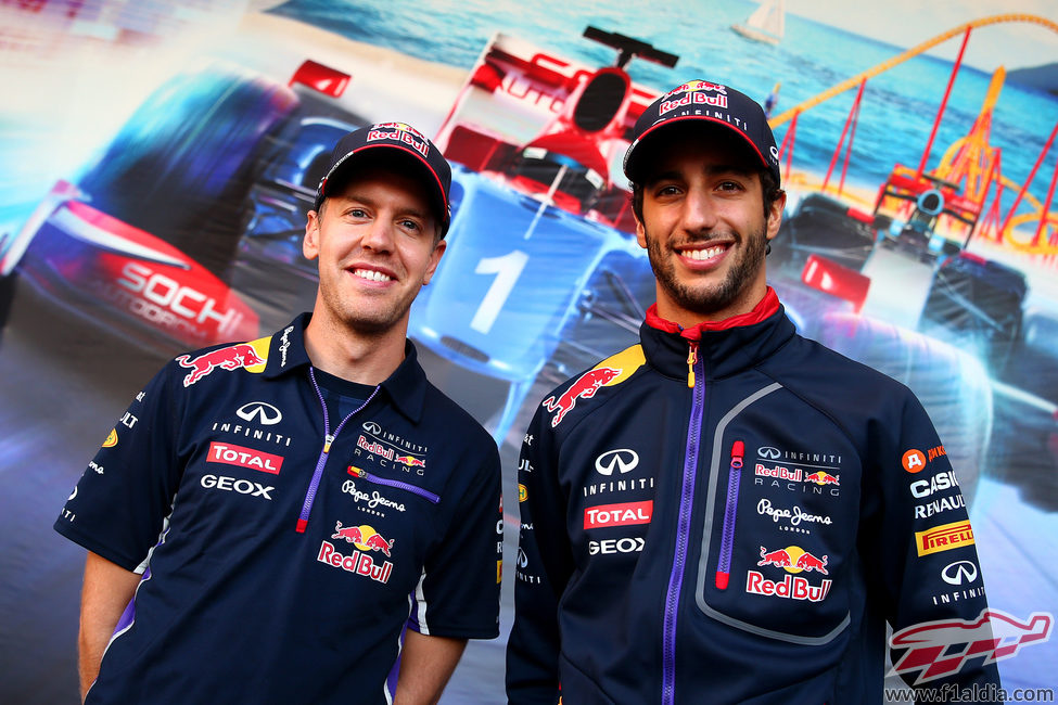 Sebastian Vettel y Daniel Ricciardo posan en Rusia