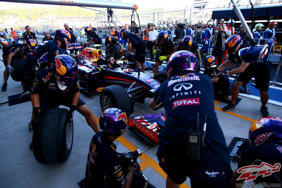 Red Bull ensaya una parada en boxes en Sochi