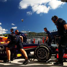 Daniel Ricciardo volviendo a su garaje