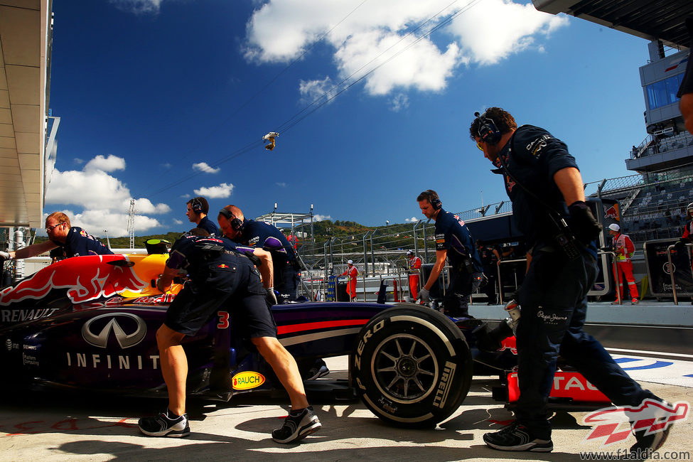 Daniel Ricciardo volviendo a su garaje