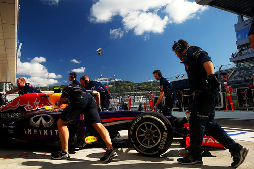 Daniel Ricciardo volviendo a su garaje