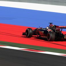 Romain Grosjean probando los límites del trazado de Sochi