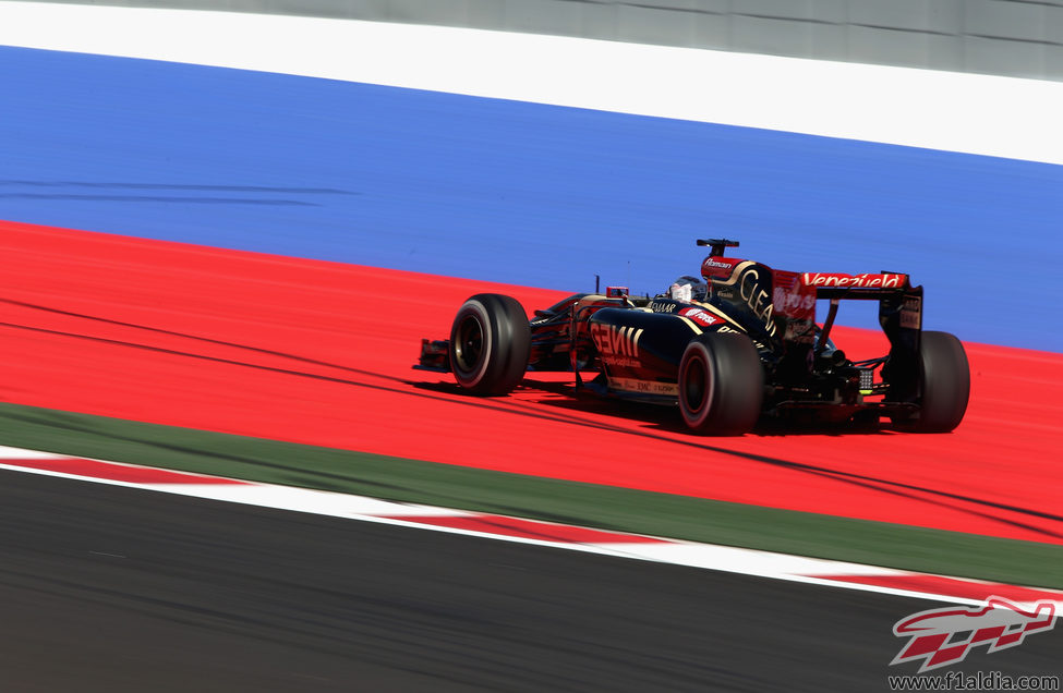 Romain Grosjean probando los límites del trazado de Sochi