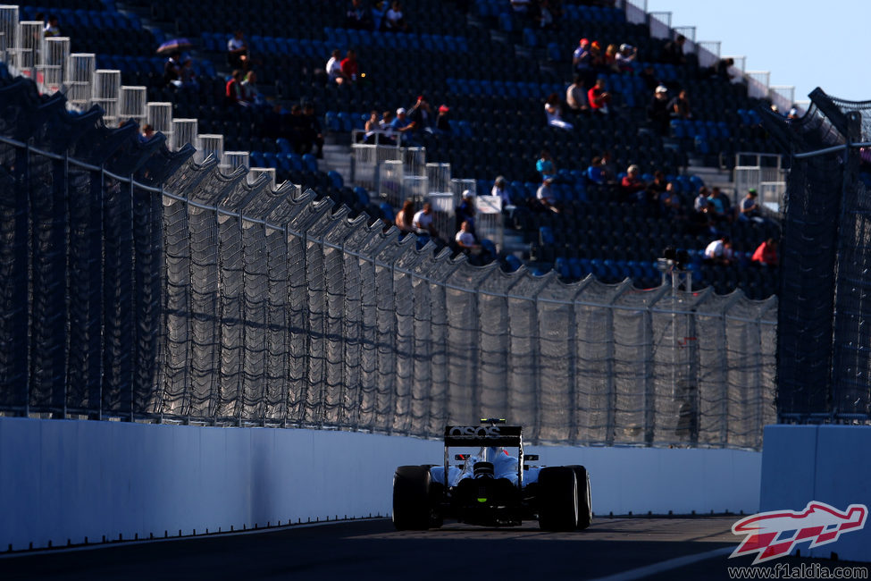 Kevin Magnussen pasando muy cerca del muro