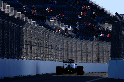 Kevin Magnussen pasando muy cerca del muro