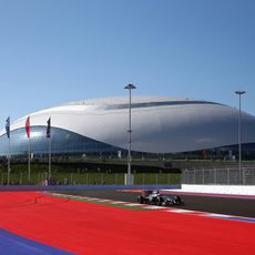 Kevin Magnussen rodando en la villa olímpica de Sochi