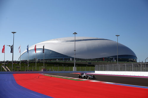 Kevin Magnussen rodando en la villa olímpica de Sochi