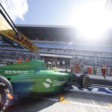 Roberto Merhi saliendo del box de Caterham en Sochi