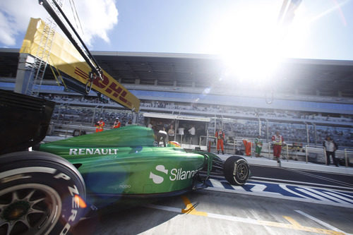 Roberto Merhi saliendo del box de Caterham en Sochi