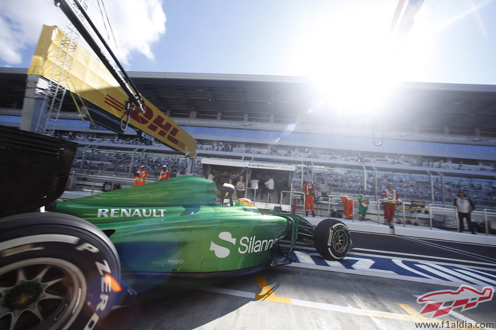 Roberto Merhi saliendo del box de Caterham en Sochi