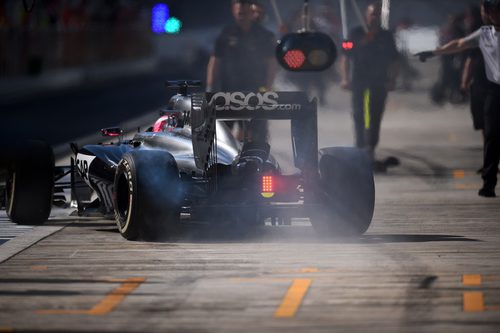 Jenson Button saliendo de su garaje