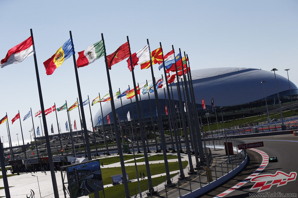 Kamui Kobayashi en la tercera curva del circuito de Sochi