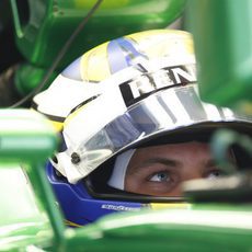 Mirada de concentración de Marcus Ericsson dentro de su Caterham