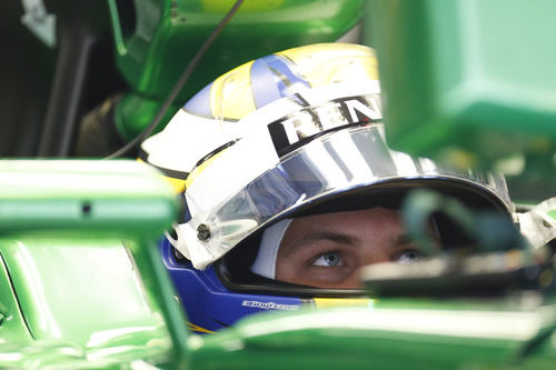 Mirada de concentración de Marcus Ericsson dentro de su Caterham