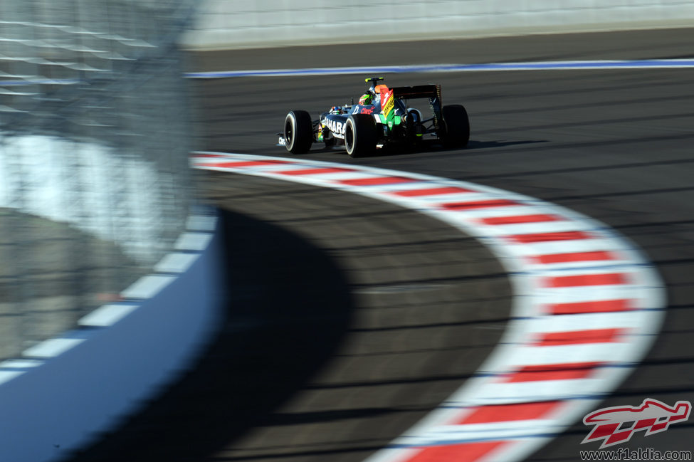 Sergio Pérez en la tercera curva del circuito de Sochi