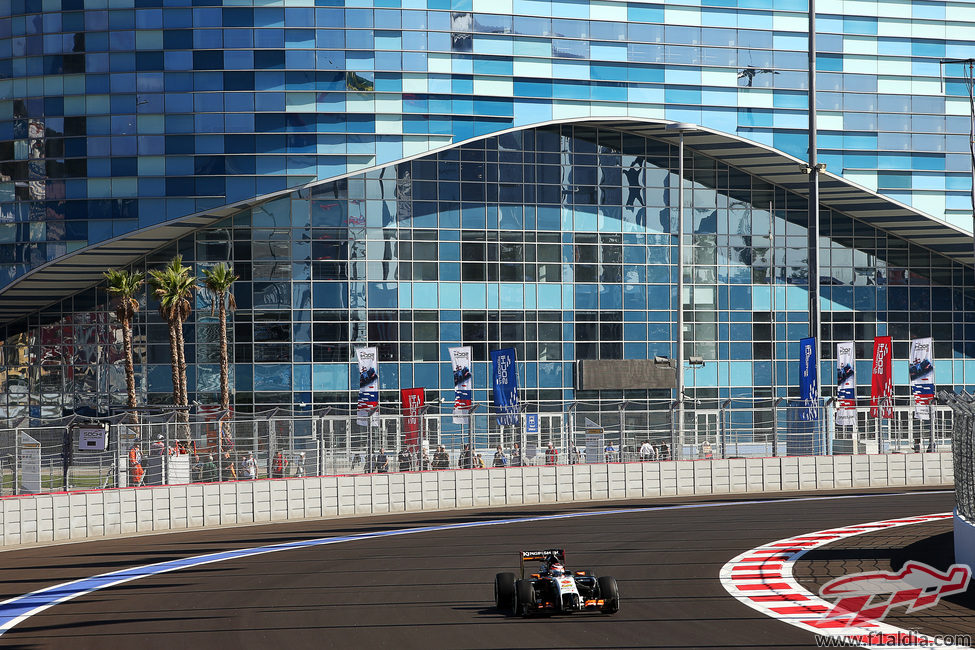 Nico Hülkenberg al volante del Force India en los entrenamientos libres en Sochi