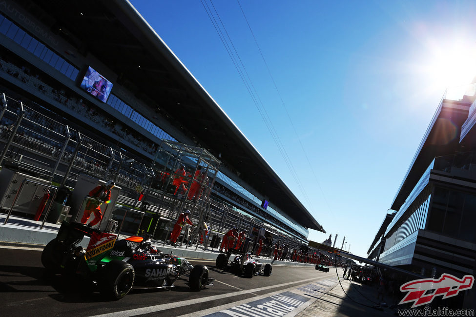 Nico Hülkenberg saliendo por el pitlane del circuito de Sochi