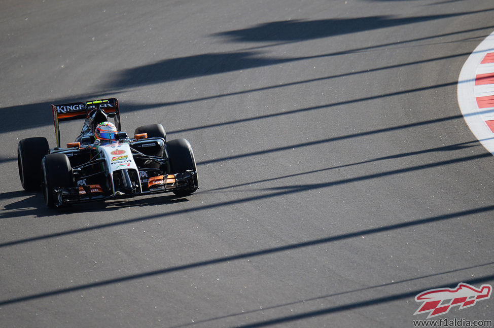 Sergio Pérez probando el Force India durante los libres en Rusia