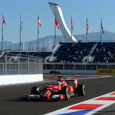 Fernando Alonso rodando por el circuito de Sochi