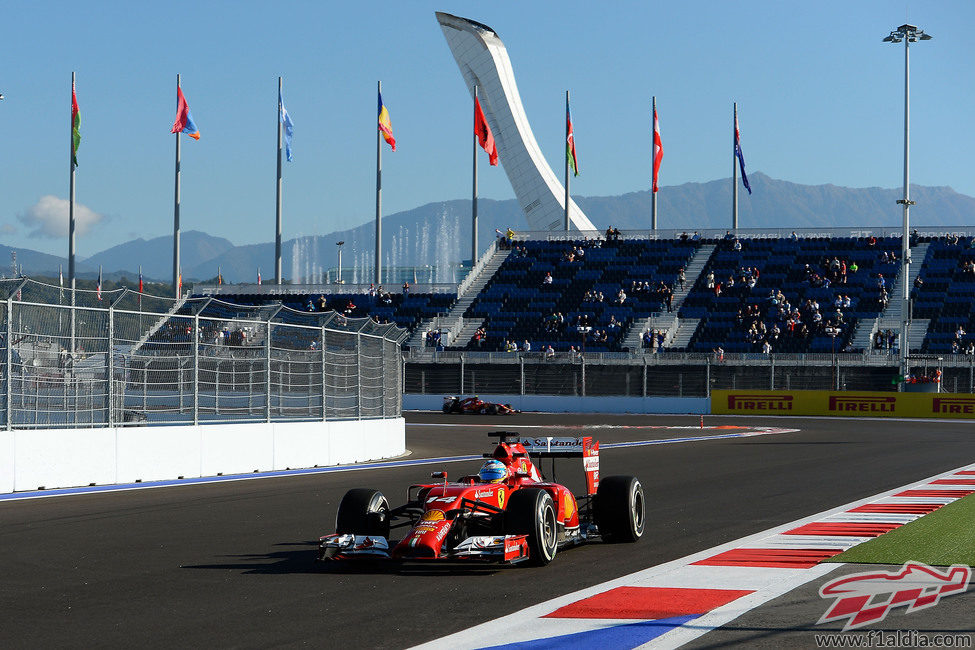 Fernando Alonso rodando por el circuito de Sochi