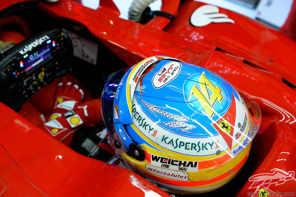 Fernando Alonso esperando a salir dentro del cockpit de su Ferrari